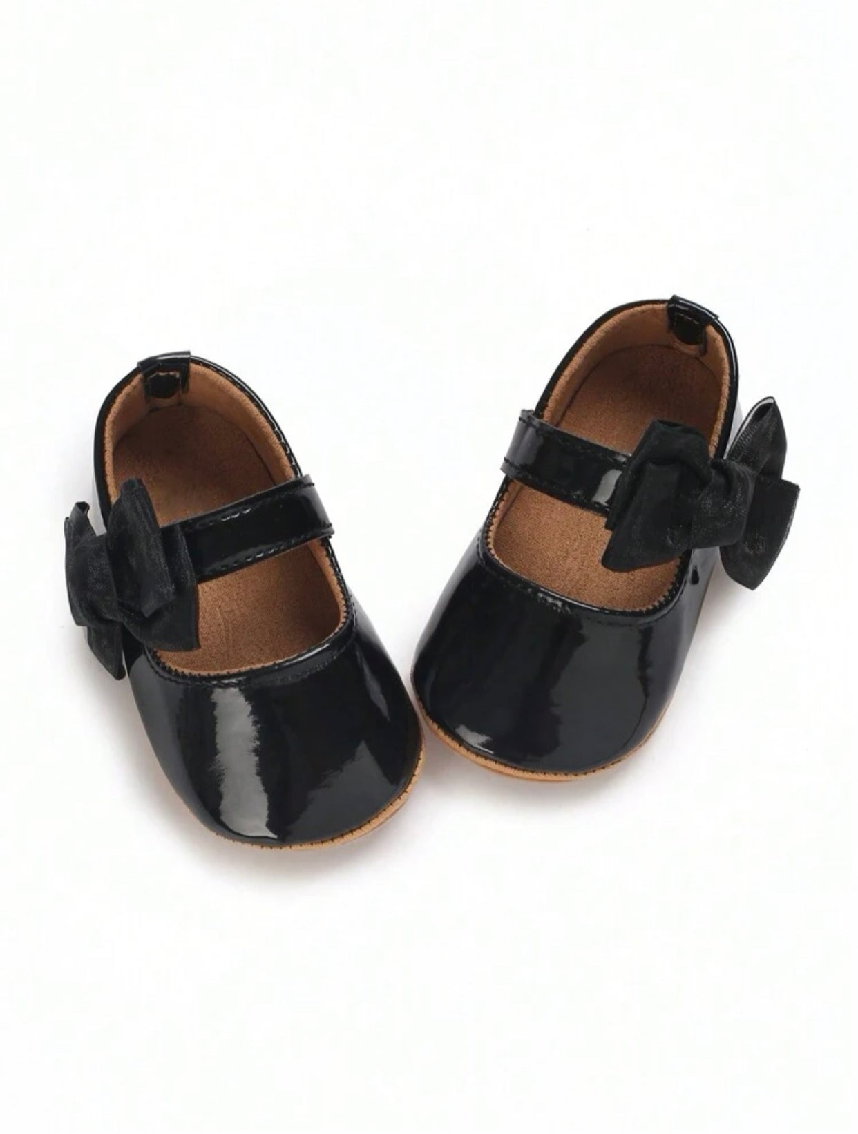 Zapato negro de bebé niña