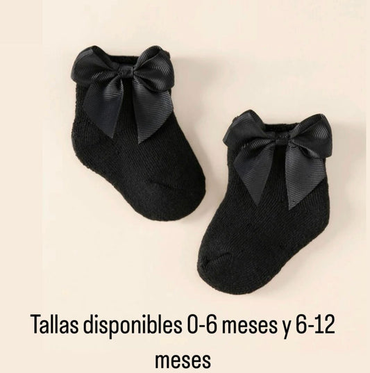 Calcetines negros con chongos