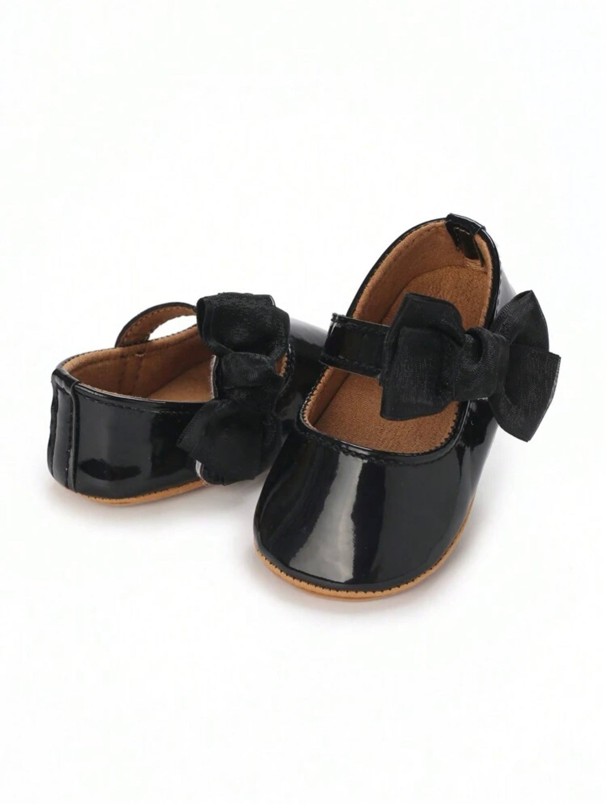 Zapato negro de bebé niña