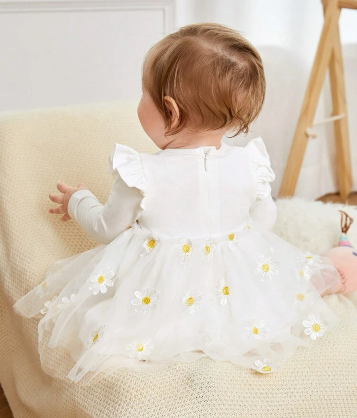 Vestido blanco con detalles de girasoles