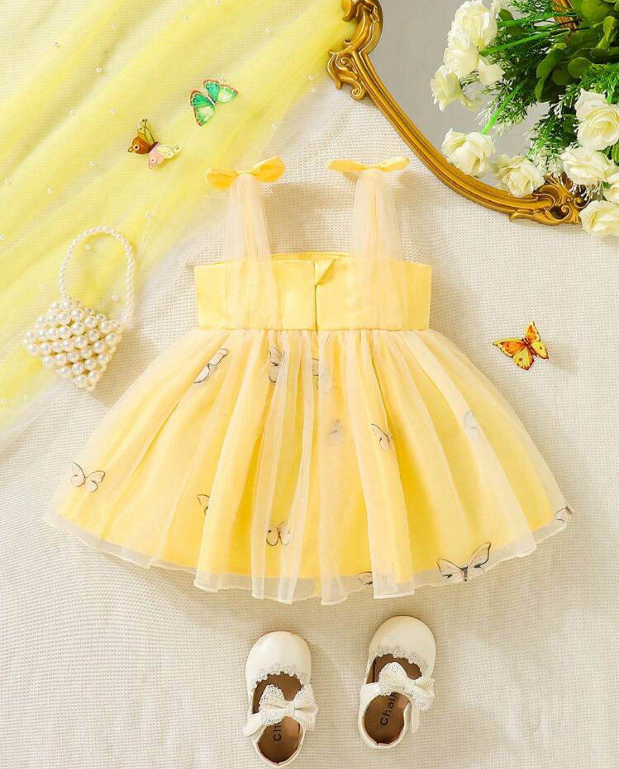 Vestido amarillo con detalles de mariposa